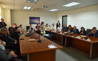 <p><strong>USAID SUPPORT</strong>. US Ambassador to the Philippines Sung Kim gets a briefing on the various support their government has extended to Iloilo City through the United States Agency for International Development (USAID). The envoy made a courtesy call before Mayor Jose Espinosa III at the Iloilo City Hall on Thursday (April 19, 2018) . (<em>Photo by Perla Lena) </em></p>